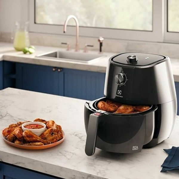 1107830_fritadeira-eletrica-electrolux-airfryer-eaf10-preto_m3_637873686423564410